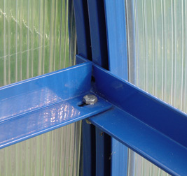 Detailansicht Rundbogen-Gewächshaus XT8: Stegdoppelplatte und Aluminiumprofil